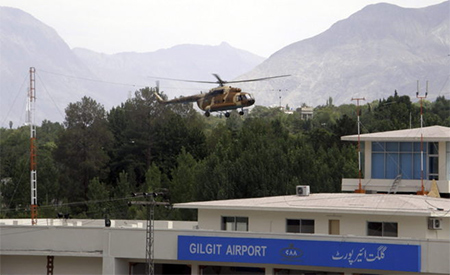 Un helicóptero se estrella en Pakistán Un helicóptero con 17 personas a bordo se estrella en Pakistán
